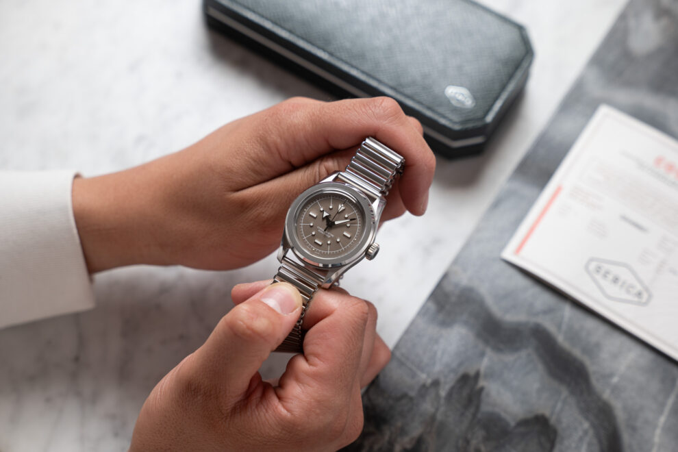 Serica-6190-MSL-Web-Grey-Hands